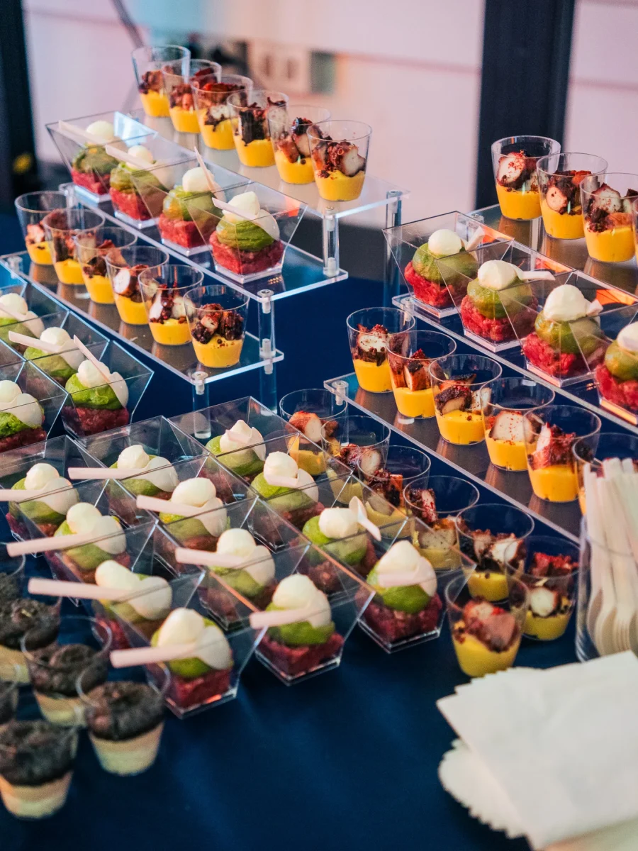 Finger food in bicchierini serviti durante un evento corporate